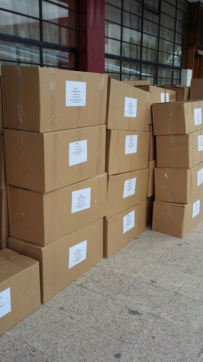EducacionZ2_Ec's tweet photo. Estudiantes de UE del #Distrito17D11 embarcando Kits Escolares para a Jipijapa. #ViveLaEducacionEc https://t.co/B9jo1Vud0x