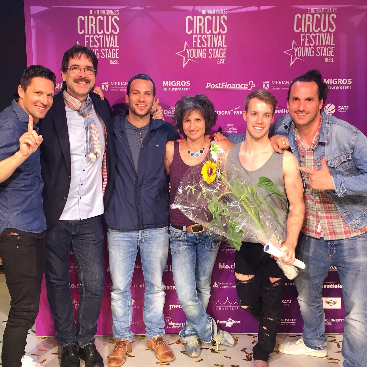 EdgarLehmann's tweet photo. Young Stage-Sieger. #JasonBruegger #Friends #StarbugsComedy YoungStage #YoungStarPrize #AerialStraps #DGST #Award https://t.co/hxJfIOq7qC