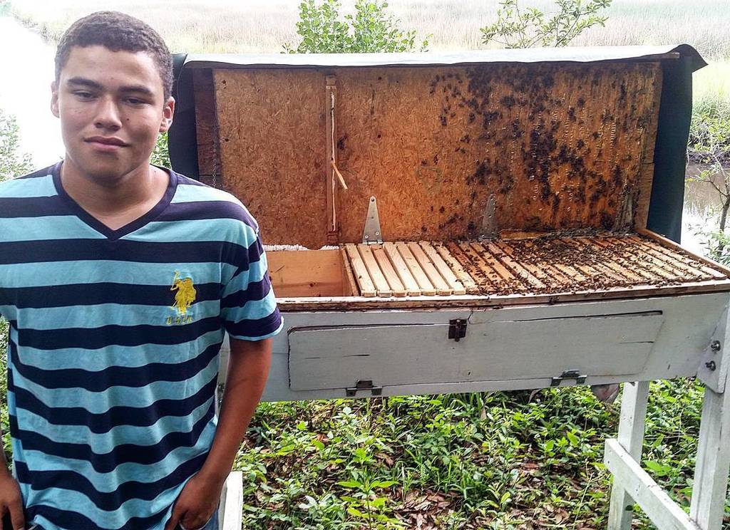 think_numbers's tweet image. #OxxBeekeeping #Mentoring the #Youth @sensei_blacxican to be #OneWithNature #KenyanTopBarHive #Beekeeper #Beekeepin…