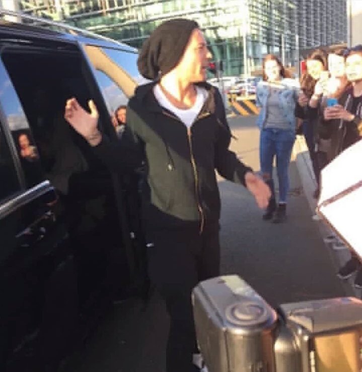 Ndzm1d's tweet photo. Louis fue visto llegando al aeropuerto de Londres, UK. Luego de haber viajado desde Los Ángeles, California. #Ndzm1d https://t.co/31w9asqdqW