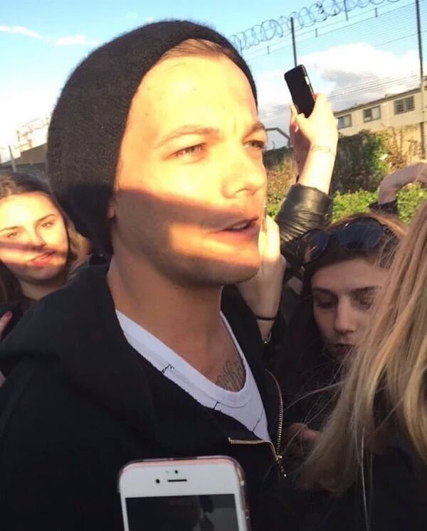 Ndzm1d's tweet photo. Louis fue visto llegando al aeropuerto de Londres, UK. Luego de haber viajado desde Los Ángeles, California. #Ndzm1d https://t.co/31w9asqdqW