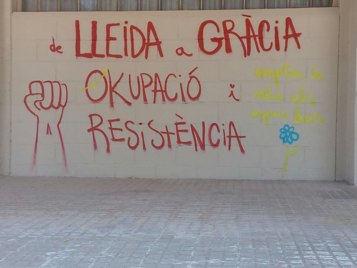 xaviBLL's tweet photo. Pintada solidària a Gràcia que arriba fins Lleida #TancadaUdL #ElBancResisteix @La_Directa https://t.co/MbDzc2nSvu https://t.co/3sKq8167Rs