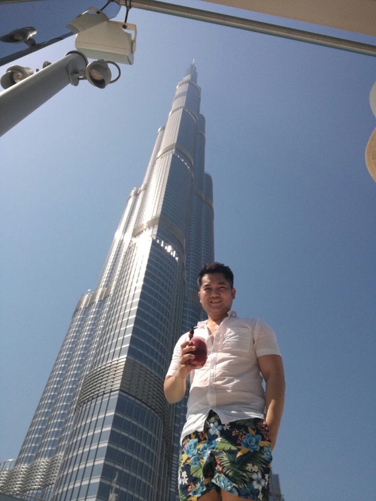 hydrocute's tweet photo. amazing view @BurjKhalifa https://t.co/HgGSJW8fAn