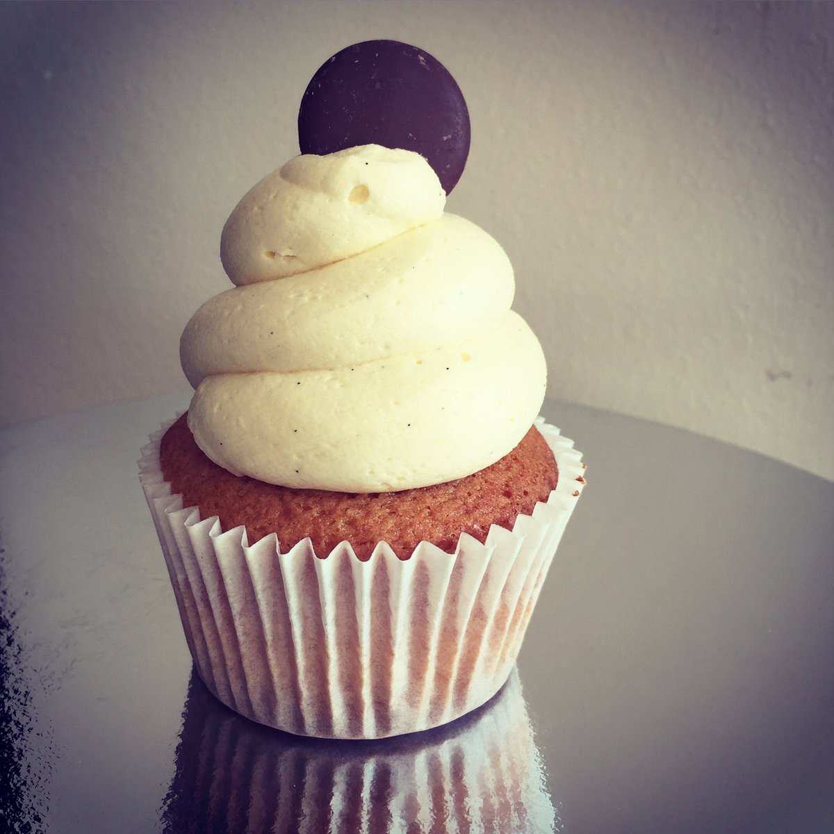 babycakesbolton's tweet photo. Sometimes all you need is a #classic #vanilla #cupcake with a #chocolatebutton on top 
#cake #cakefix #bolton https://t.co/7jjtKJZIjo