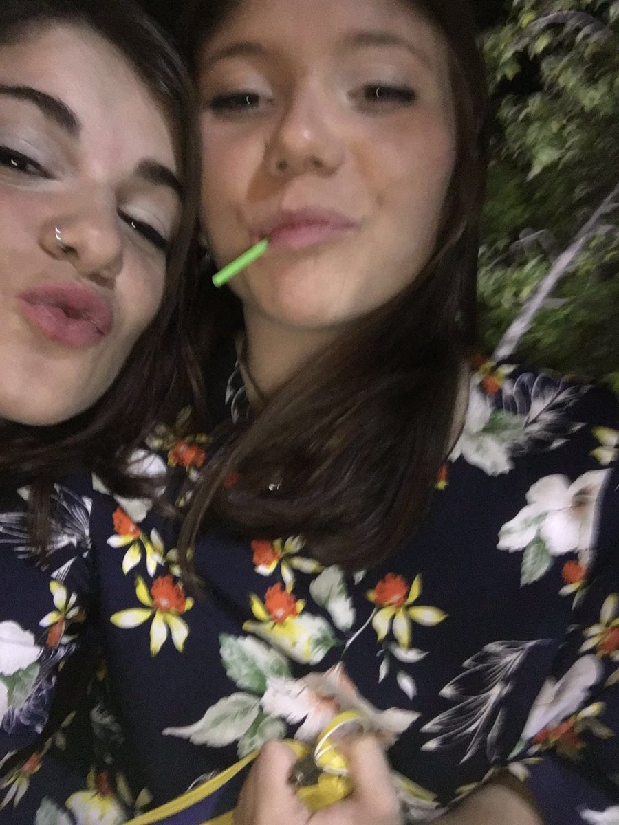 barbeshuu's tweet photo. @LuciaMancera13_ @_vikxii @13mmiriam #soysolterayhagolokkiero #alcochol #pocholate https://t.co/kVxlidwFGE