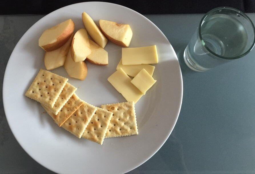 Sweetieyohly15's tweet photo. Gudmorning!☀️😊 Day 3 Breakfast #militarydiet #saltinecrackers #smallapple #cheddarcheese #thankulord4alltheblessing🙏 https://t.co/wiU4xKknme
