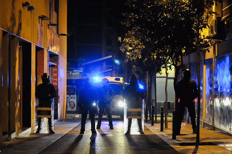 La_Directa's tweet photo. Reobertura efímera del @Banc_Expropiat i càrregues policials molt contundents a Gràcia https://t.co/7OZzb9plO2 https://t.co/CMpRFEx0bt