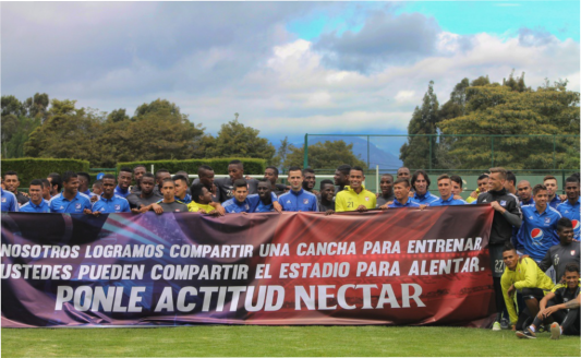 mimillosoficial's tweet photo. @MillosFCoficial y @SantaFe se unen para enviar un mensaje en pro del fútbol en paz #SomosFamilia https://t.co/xQ2PUeu5f4