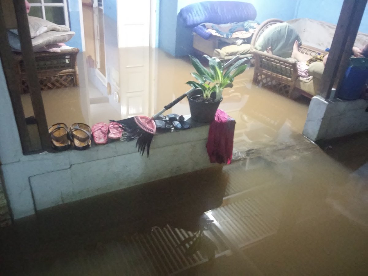 Banjir di brigif bawah ciganjur <a href="/DiCiganjur/">INFO CIGANJUR!</a> <a href="/CiganjurCipedak/">i love Ciganjur</a>