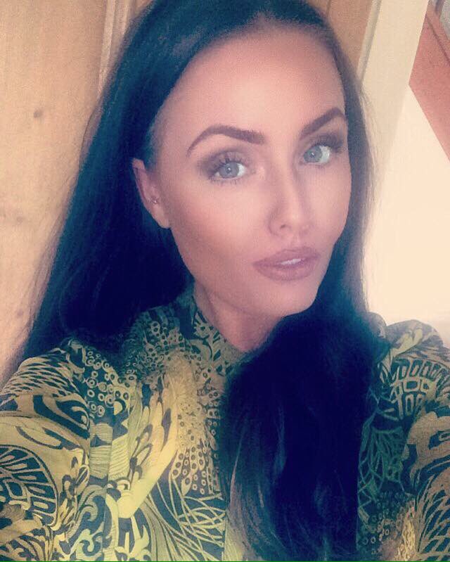 DozzyLozza's tweet photo. Beautiful selfie from gorgeous Sally ! Brows arched to perfection by moi 👌🏻😍 https://t.co/woODaAGjHi