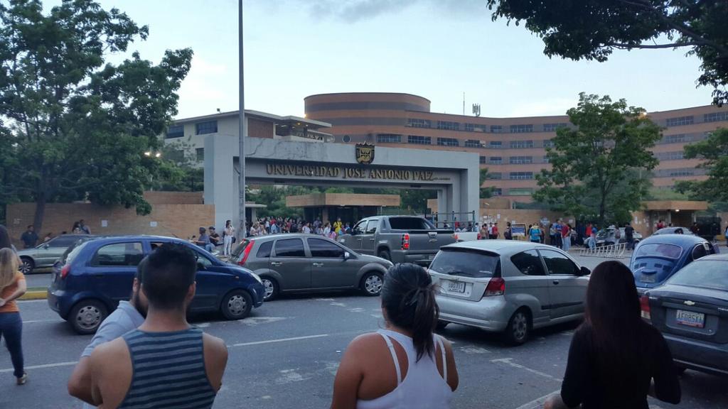 6.20PM ---> Luego de situacion irregular entre policias y estudiantes, los disturbios vienen  y van. #UJAP #24M