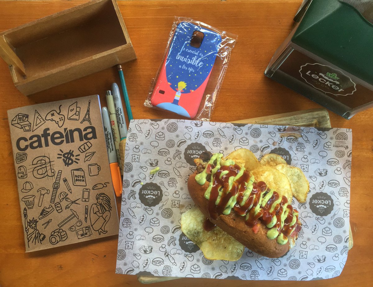 llegaspacheco's tweet photo. Bocetar ideas, hacer envíos, mandar cotizaciones mientras me atasco un hot dog; lo mío es el "multiatasquin" ✏️📦📩🌭 https://t.co/OlZBC645SO