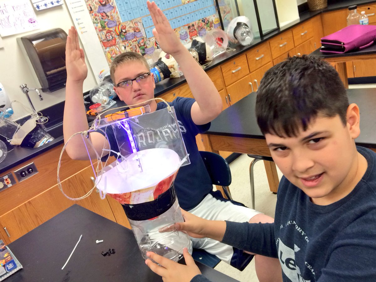 rsvoigt's tweet image. I pinned that one says @MMS_ELPS Greg as #mothproject Ss teach themselves ecology @MSUBugHouse @MSUCollegeofEd