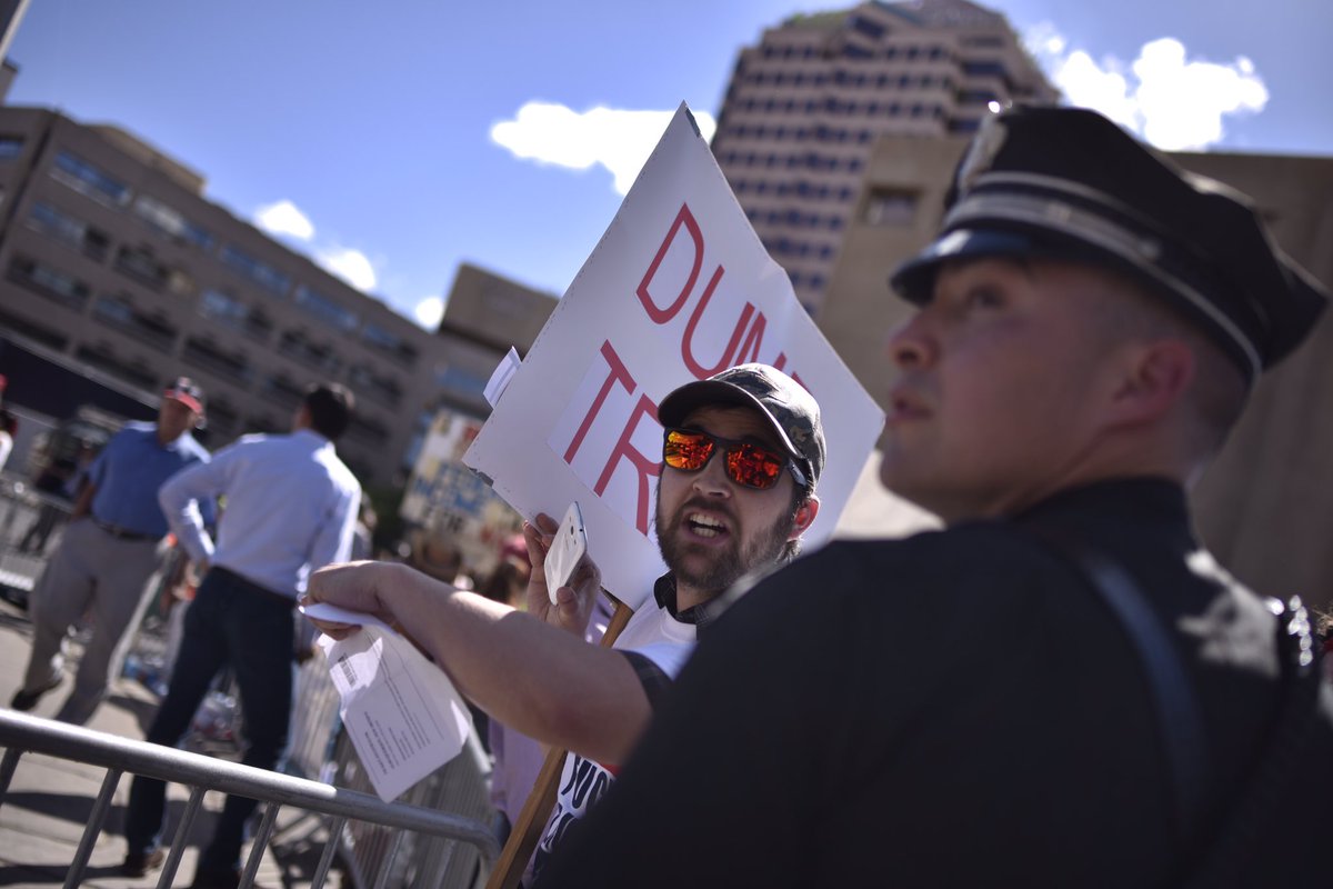 rosalesquique's tweet photo. #TrumpRally at #abq #nm. Supporters and protesters @ABQJournal https://t.co/sAjn8mHqcW