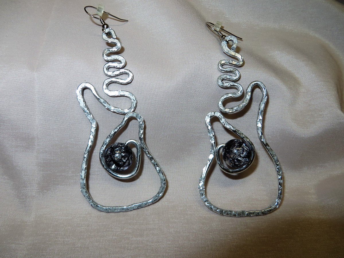 JewelryDesignDe's tweet photo. https://t.co/L14VO3ixMA #jewelry #hammeredwire #guitar #earrings https://t.co/5LGvN1TKtR