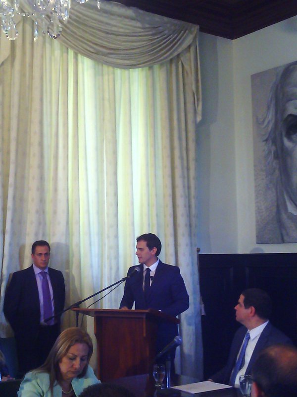venepress's tweet photo. #Política | Albert Rivera: Vengo a reunirme con la Asamblea Nacional que representa a todos https://t.co/w2lQx3mZ8T https://t.co/hf12u9U3VE