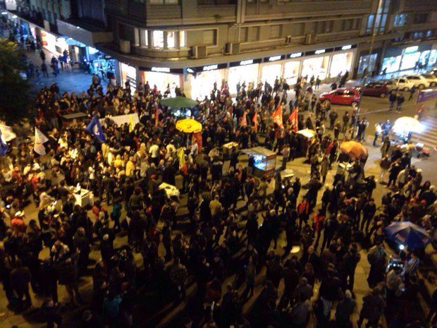 g1's tweet photo. Grupo protesta contra Temer e Cunha no Centro de Porto Alegre https://t.co/vtCPBWVhBv https://t.co/fcBYG8aL2o