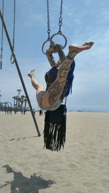 Gymnast Jen! #venicebeach #witchy #yoga #yogatuesday @footnight @Brattyfootgirls #feetintheface #fetishmodel