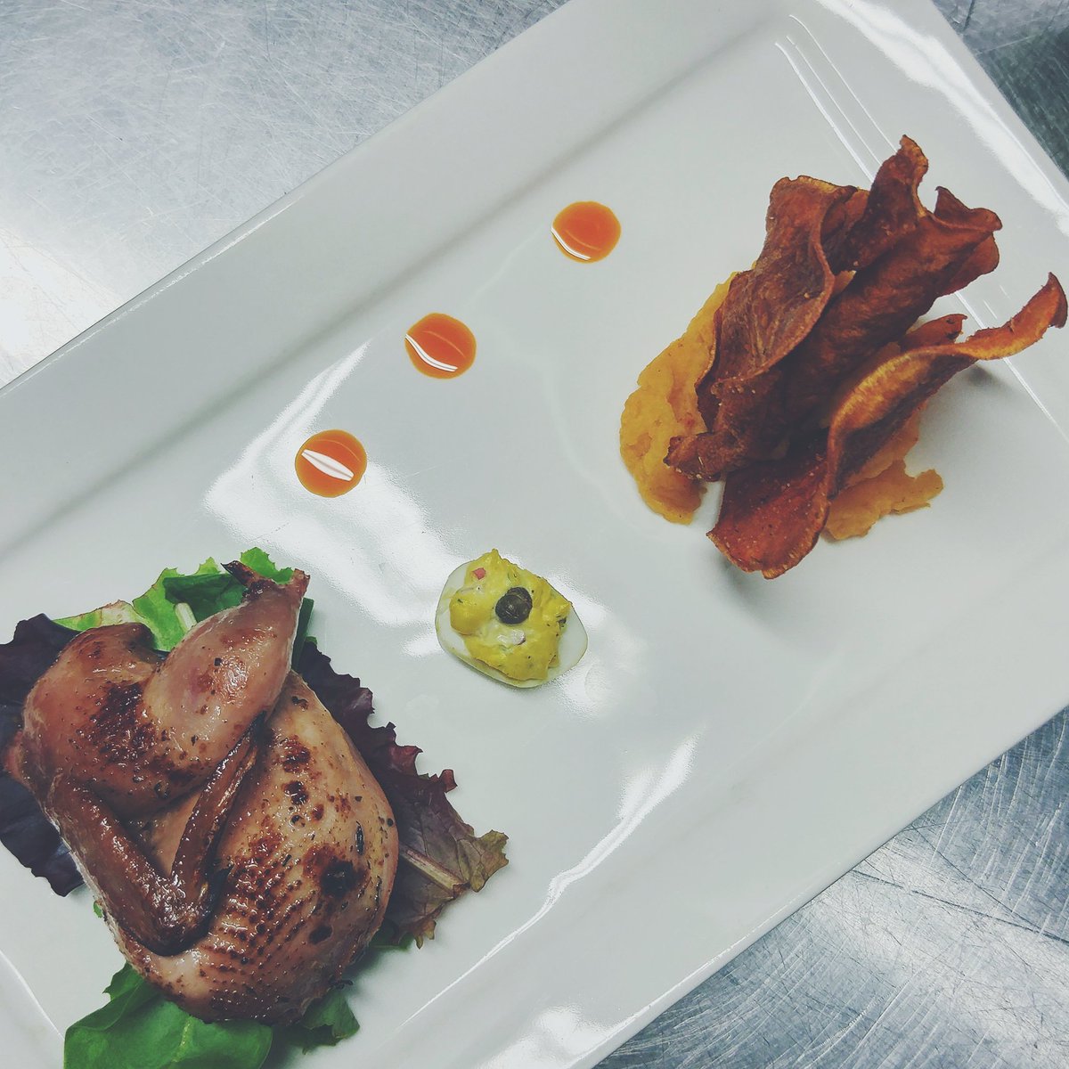 abe_erb's tweet photo. 2nd course: Roasted free range quail + root puree + sweet potato chips + deviled quail egg l IPA #brewmasterstable https://t.co/4vvReljEz1