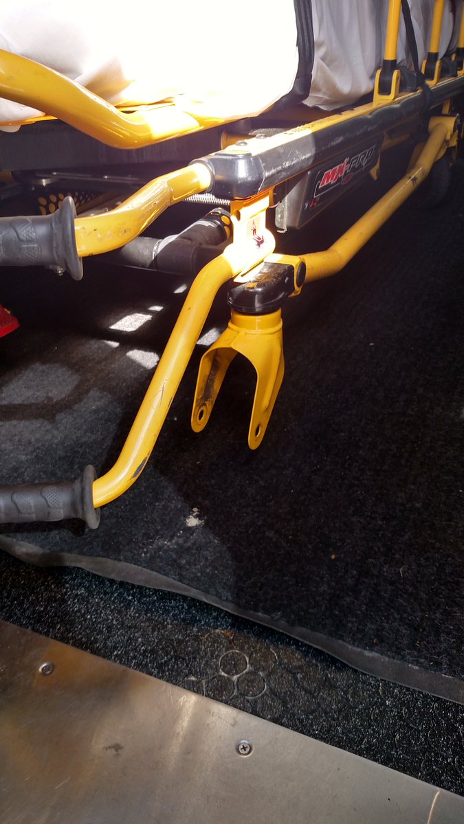 ConfessionsEMT's tweet image. Nothing like opening up a rig to find this. #EMTproblems #SMH 😑