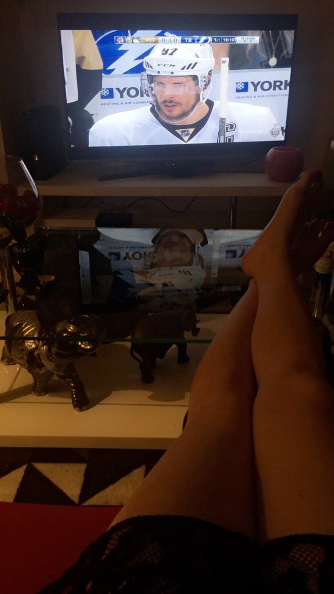 CelineGomez's tweet photo. Let's go Pens ! 💪🏻🐧🙏🏻 #Pens #PITvsTBL #GoGoGo https://t.co/IdpfmfnJht