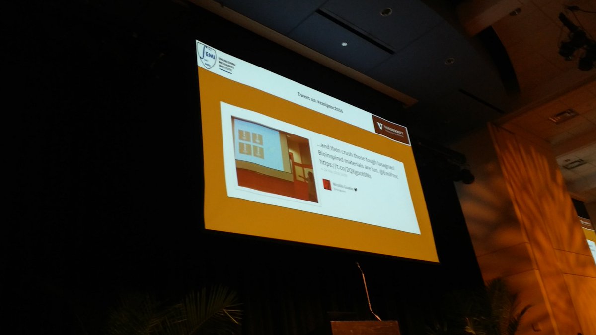 EmiPmc's tweet photo. WHAT?! A live Twitter wall! https://t.co/1GzTDZQkzY