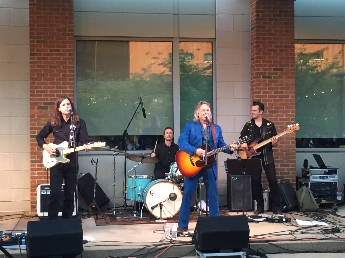 _h13li_'s tweet photo. Live music at EMI!!!#emipmc2016 https://t.co/Qd0TLWpoXI