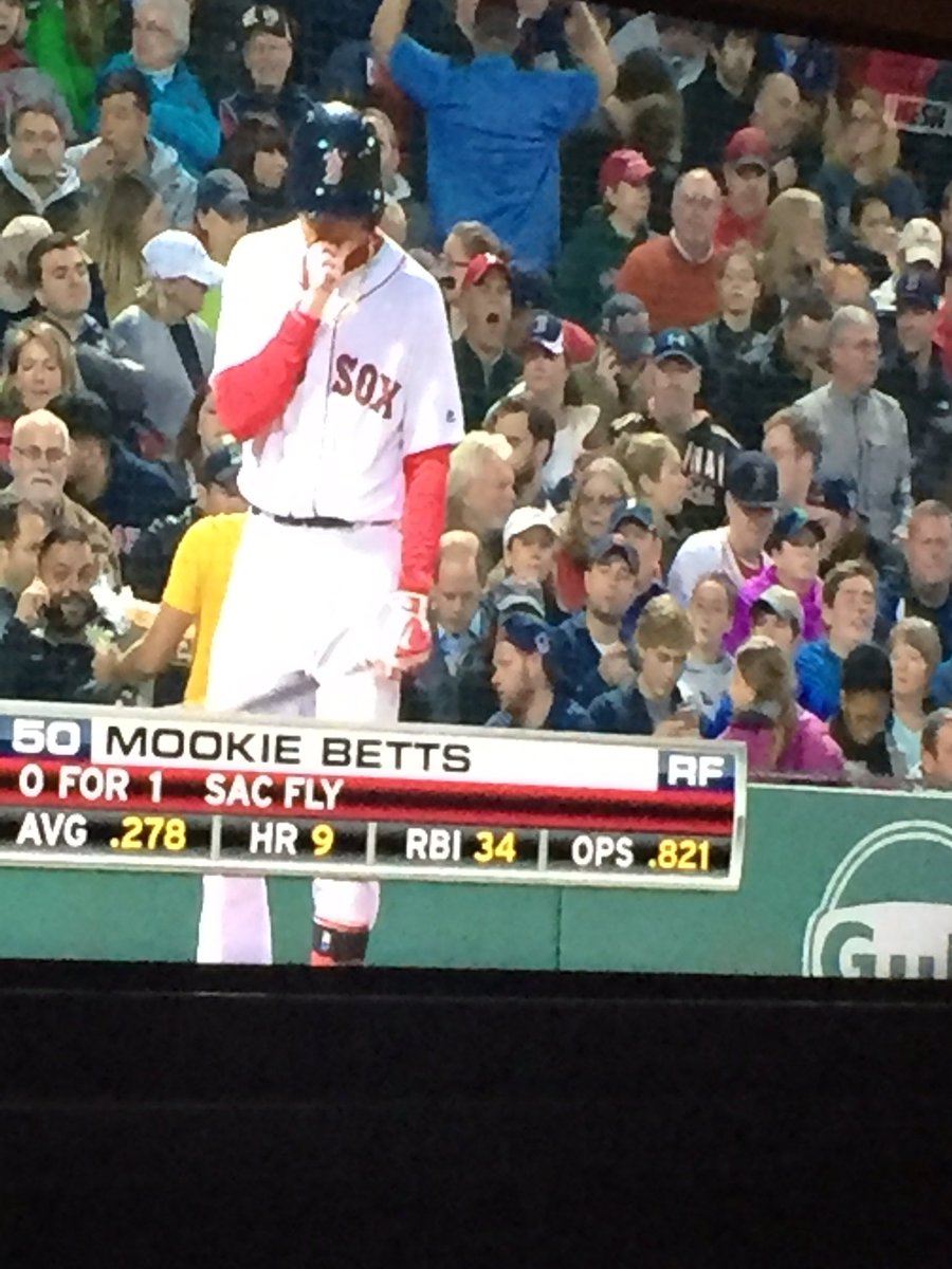 tlathrop860's tweet image. Hey boys get off your phone and watch the game @c_smithx @sudsyy27 #bottomright