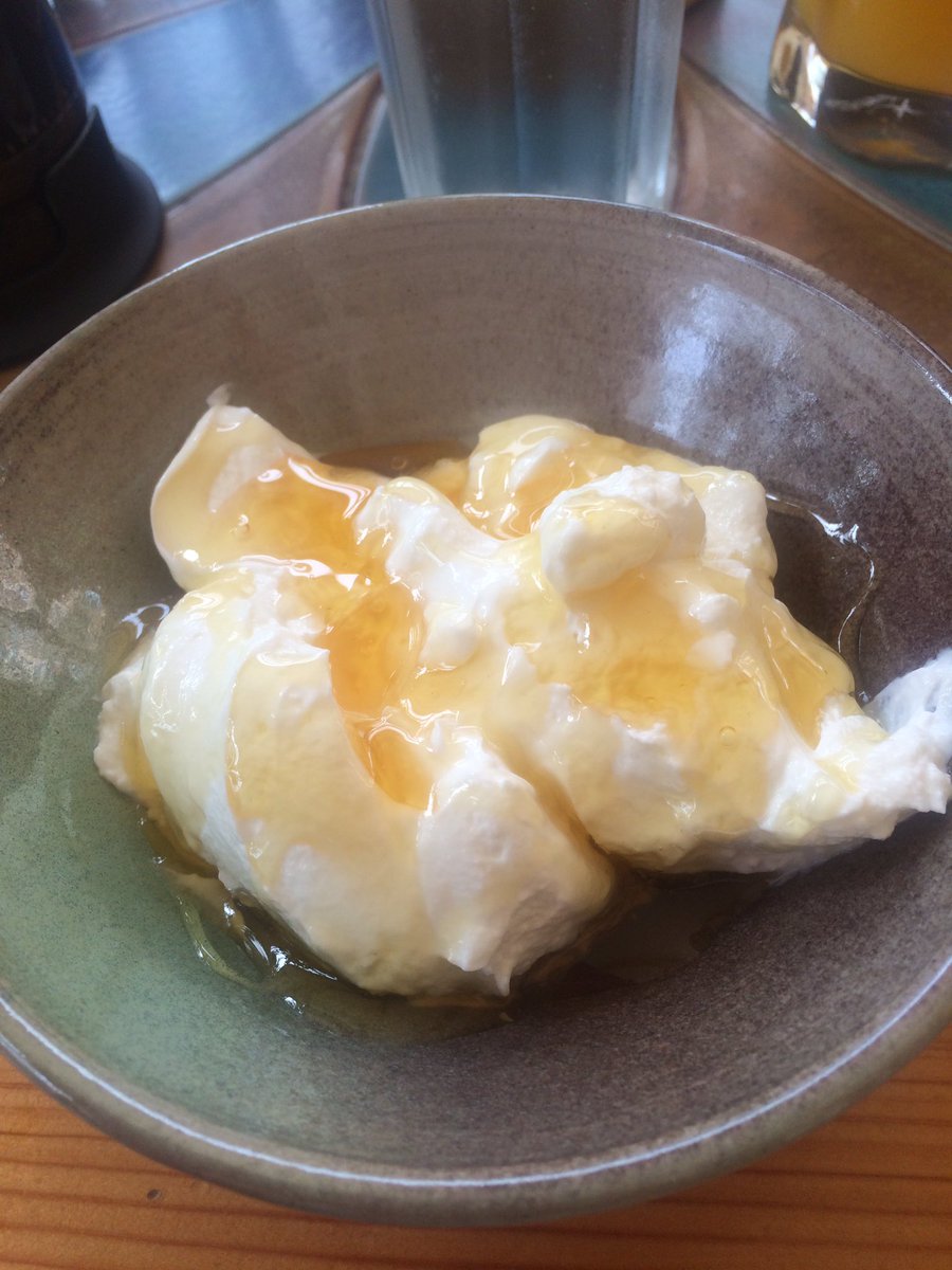 MaeHospitality's tweet photo. Ontbijt op Zakynthos, Griekse yogurt met honing bij ontbijtstek Adriana's #breakfast #greece https://t.co/MwOaBNcoRI