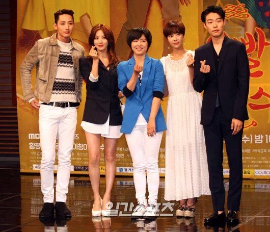 TheDramaKorea's tweet photo. Hwang Jung Eum, Ryu Jun Yeol, Lee Soo Hyuk, &amp; Lee Chung Ah saat konferensi pers drama MBC "Lucky Romance" hari ini. https://t.co/1hvFuLp0M5