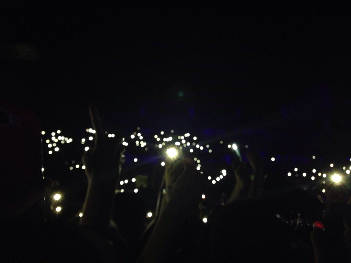 ATS2087CHEW's tweet photo. That moment at a @thescript concert when everyone has their phones out and sang along to the melody. #magic https://t.co/YcnVFft26w