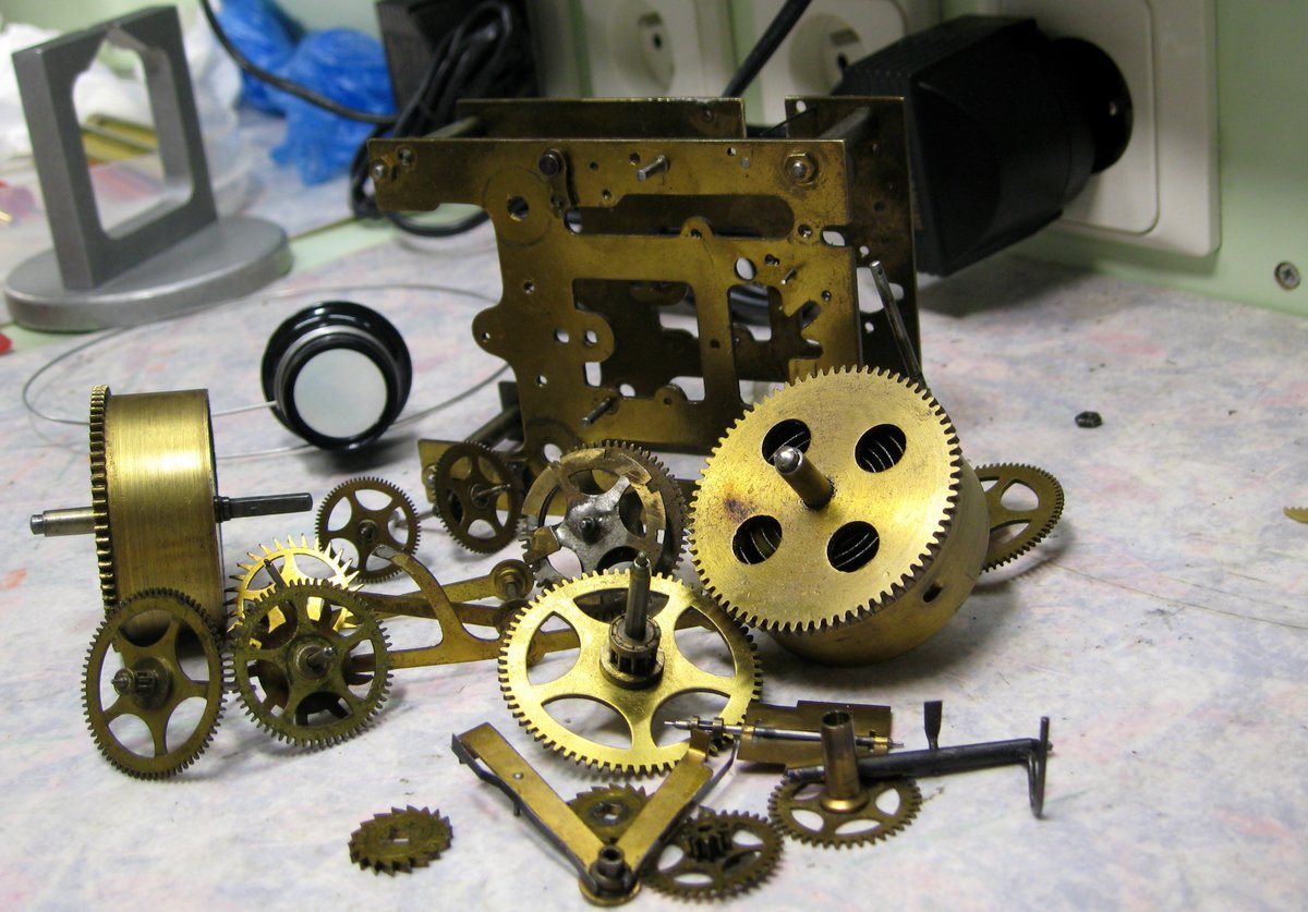 Veel vraag naar reparaties klokken. Ken je een klokkenmaker in omgeving Pijnacker-Nootdorp, wij horen het graag!