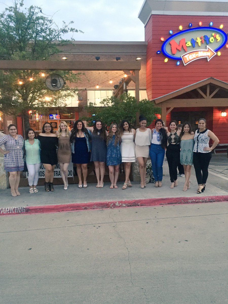 sixmethsadayy's tweet photo. CREW BANQUET ๐ค๐ผ๐ ft Crew Boyfriends lmfao #Crew16 https://t.co/aN6bX8CBH0
