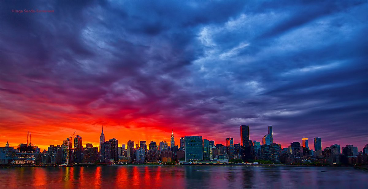 Mirch_7's tweet photo. "@isardasorensen: Sky afire tonight in #NYC. #NewYorkCity #NewYork #sunset https://t.co/HG5zl5f92r"