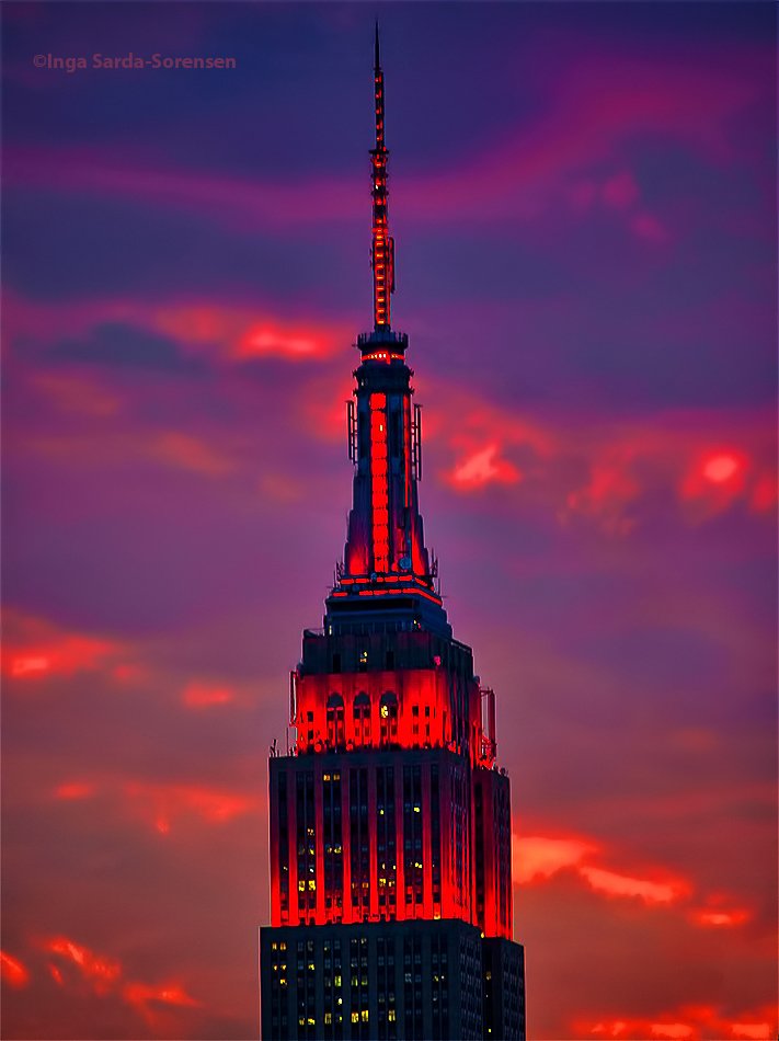 Mirch_7's tweet photo. "@isardasorensen: Sky afire tonight in #NYC. #NewYorkCity #NewYork #sunset https://t.co/HG5zl5f92r"
