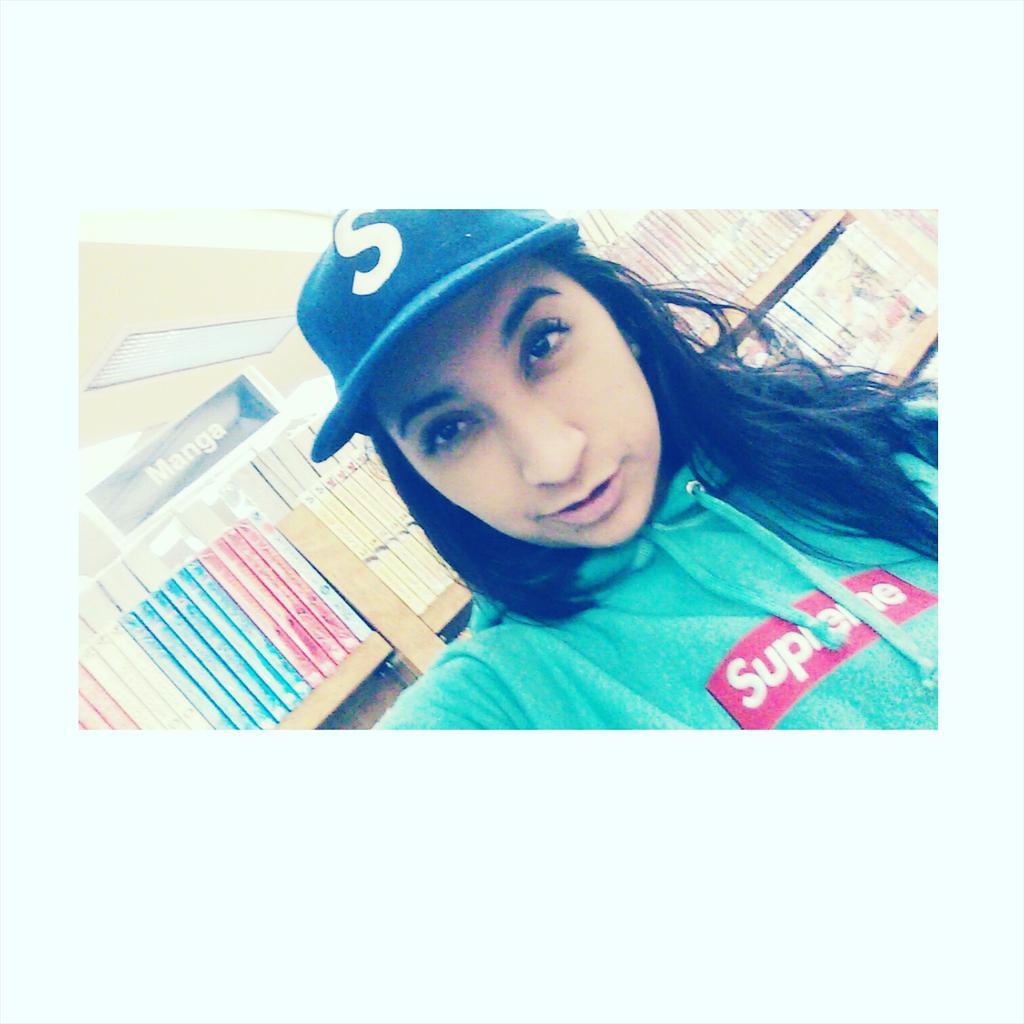 mater72's tweet photo. Shopping for mangas on my #hypebeast shit lol #BoxLogoSeason #supremenyc https://t.co/263UXvWVtc