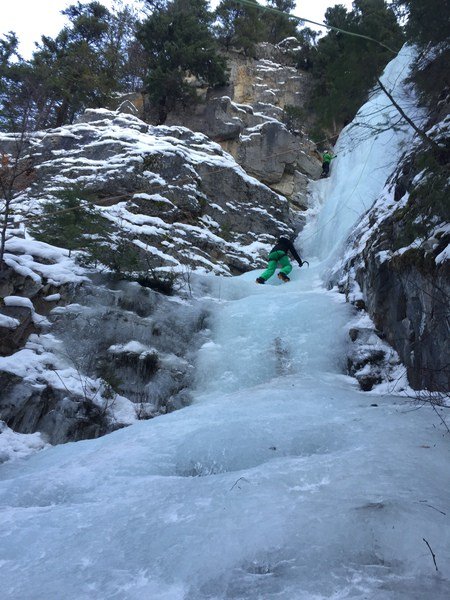 Guiides_com's tweet photo. ICE CLIMBING A FROZEN WATERFALL - Guiides Journal https://t.co/IczPOnGelc https://t.co/RMx1GrtZBv