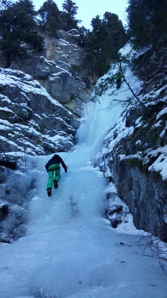 Guiides_com's tweet photo. ICE CLIMBING A FROZEN WATERFALL - Guiides Journal https://t.co/IczPOnGelc https://t.co/RMx1GrtZBv