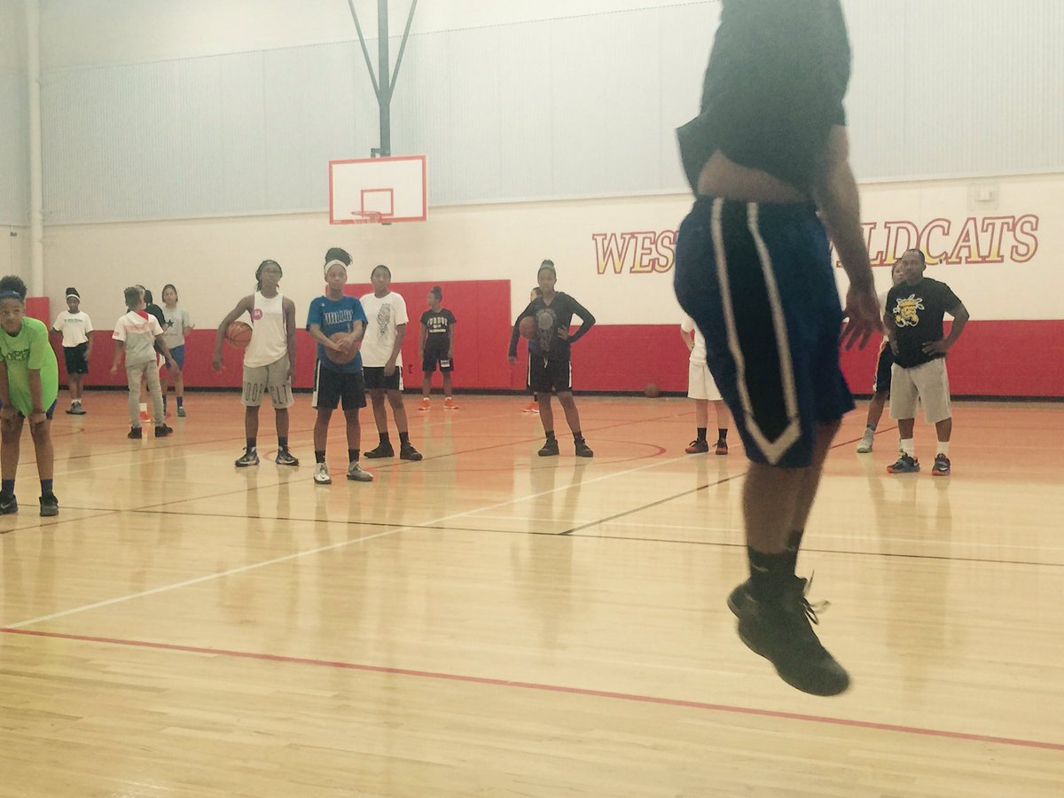 TXShootersBlue's tweet photo. Coach @MouriMBonner teaching these girls how to get upppppp!!!! Practice makes perfect #TXUBlue https://t.co/CpAEZoa7zc
