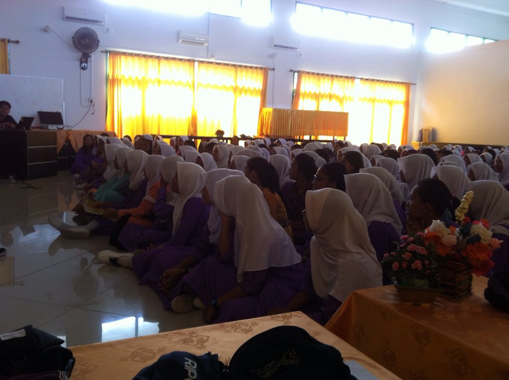 StandUpIndo_TPI's tweet photo. Kita udah di SMK 2 guys :)))
Halo dede-de gemesh #GoesToScholl https://t.co/mVb42N6qRL