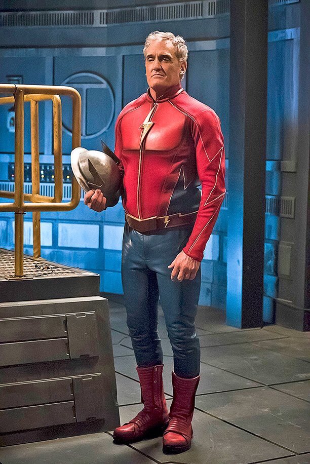 rynoah23's tweet photo. His outfit is perfect! So glad they didn't give him the fake Jay's costume. #TheFlash #TheRealJay https://t.co/9w0eK4bmzG