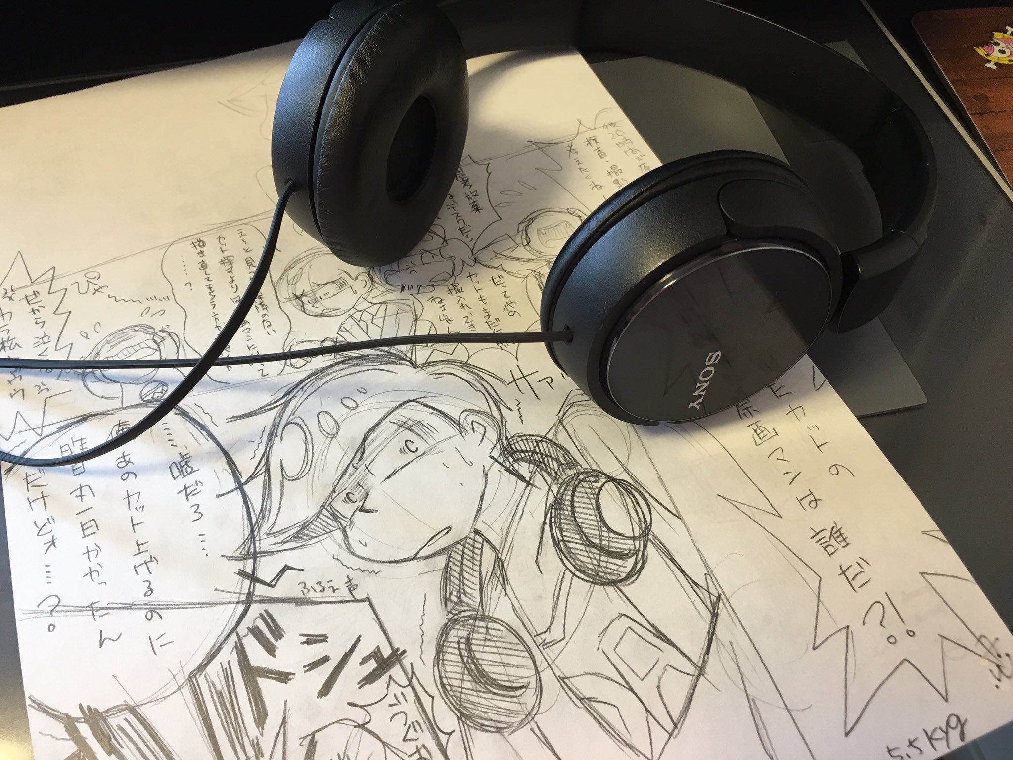 こやぎ 旦那がスマホのイヤホンマイク失くしたのであたしのやつをあげたら替わりにヘッドホン貰った やった 一松のトレードマークの 首かけヘッドホンのデッサンの参考になる 使い方www アニメーター松 T Co Jad1hq0olo Twitter