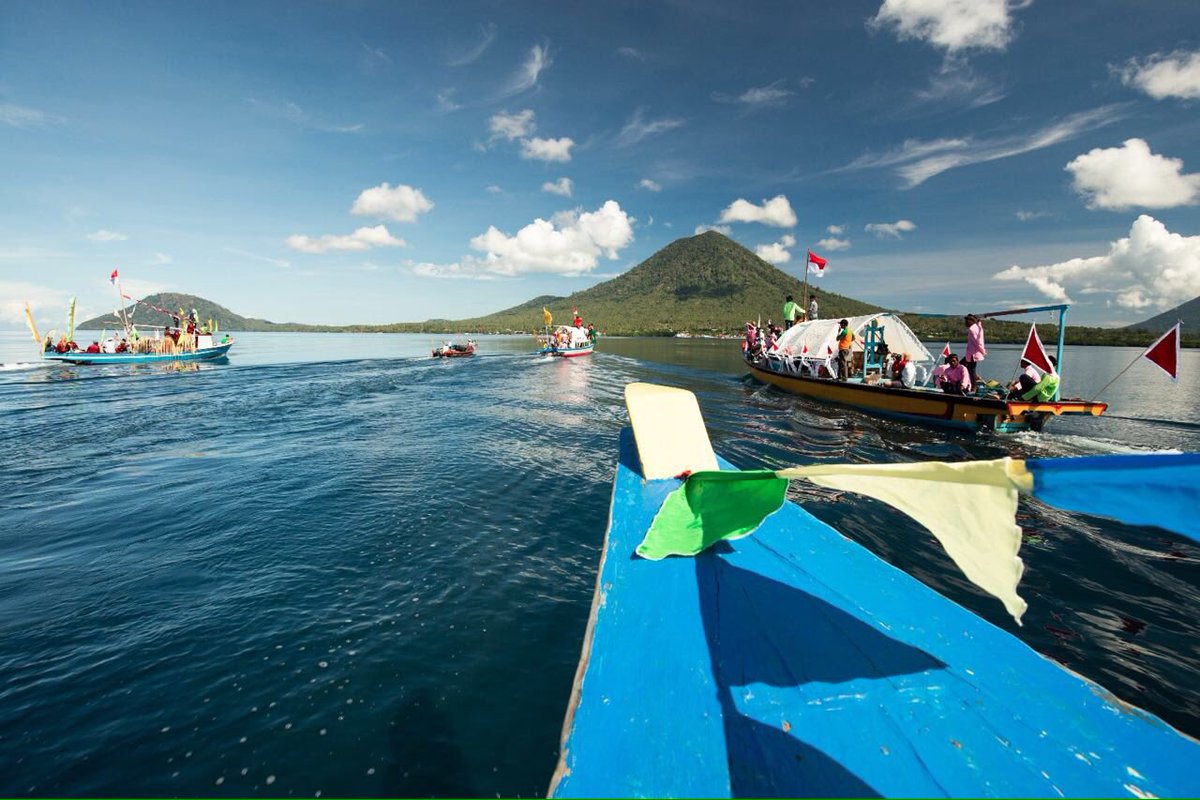 Berperahu di Teluk Jailolo tak hanya bisa dilakukan saat festival berlangsung loh!