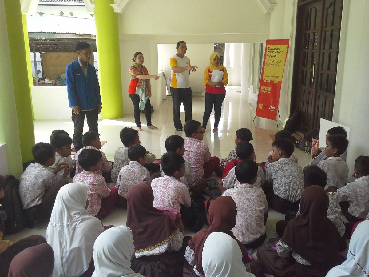 IM3OoredooKLMT's tweet photo. Kelas 4 diajarkan tentang pola kebersihan dan hidup sehat #EmployeeVolunteerProgram https://t.co/Q69ReMfEj2