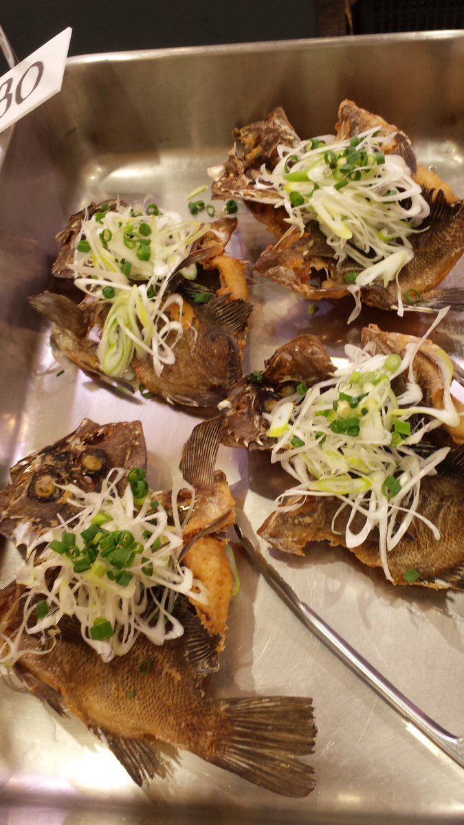 ট ইট র 魚市 二子新地鮮魚店 魚市です おはようございます 本日のおすすめ 鮮魚惣菜 めばる姿揚げ 甘鯛姿揚げ お好みのタレを選べます おすすめは油淋ソースです 天然小鯛姿煮 あんこう唐揚げなど お刺身 極上 式根島産黒むつ刺身 生