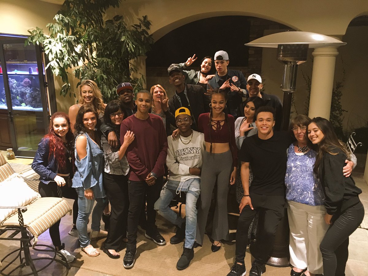 danavaughns's tweet photo. Keep the family close ❤️I have love for every single person in this picture! https://t.co/AcsZOo55Cw