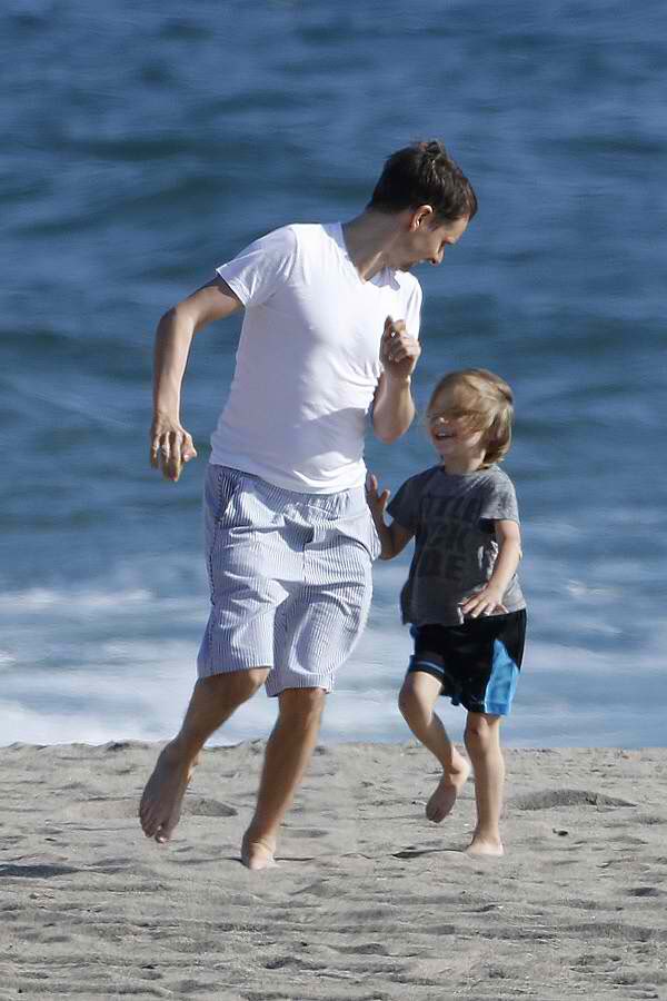 musegossip's tweet photo. 1/2 Matt and Bing at the beach https://t.co/u6xD38epBz