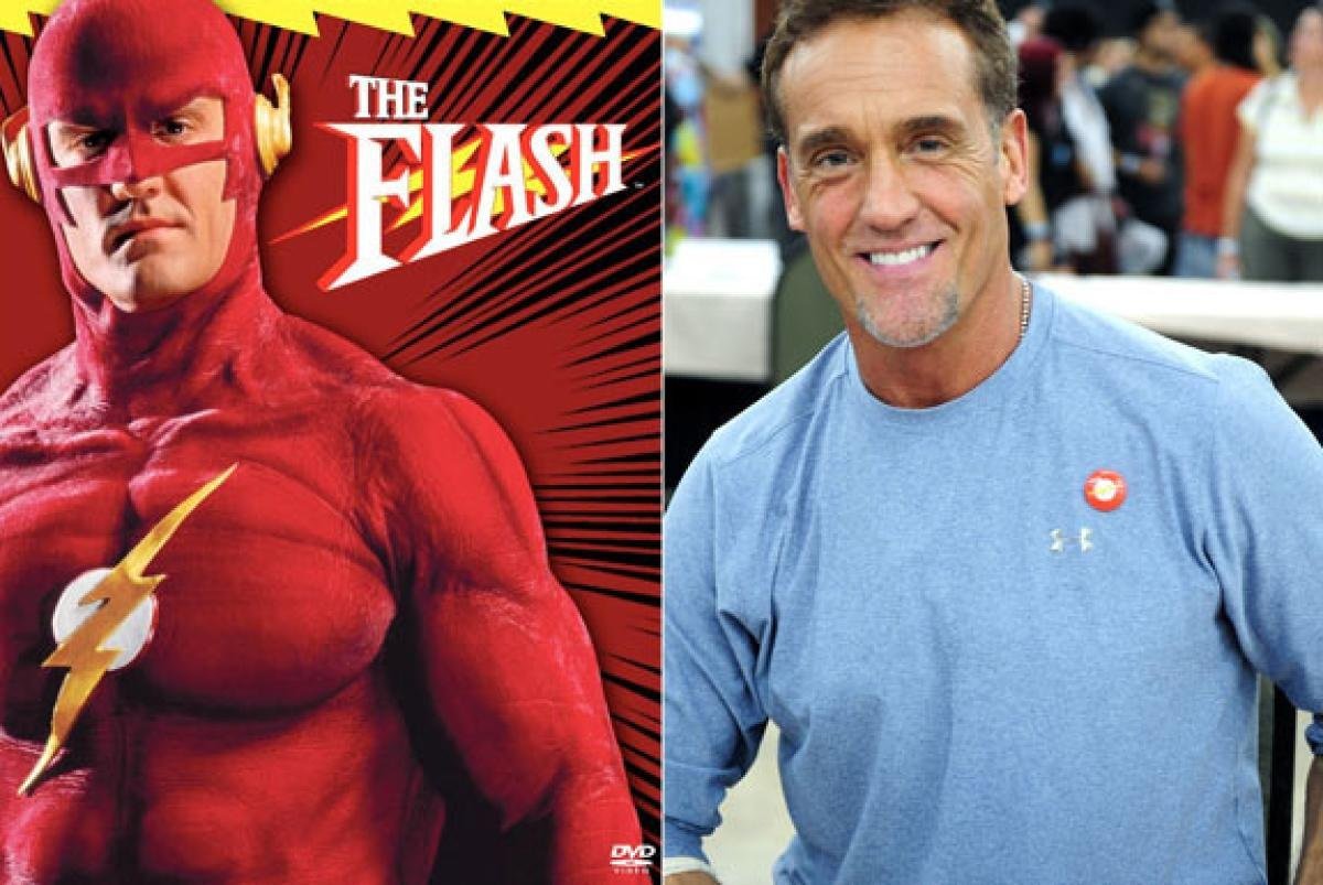 Probably the best easter egg on #TheFlash. John Wesley Shipp also played  Flash on the 1990 TV Series. ASDFGHJKL!!!!