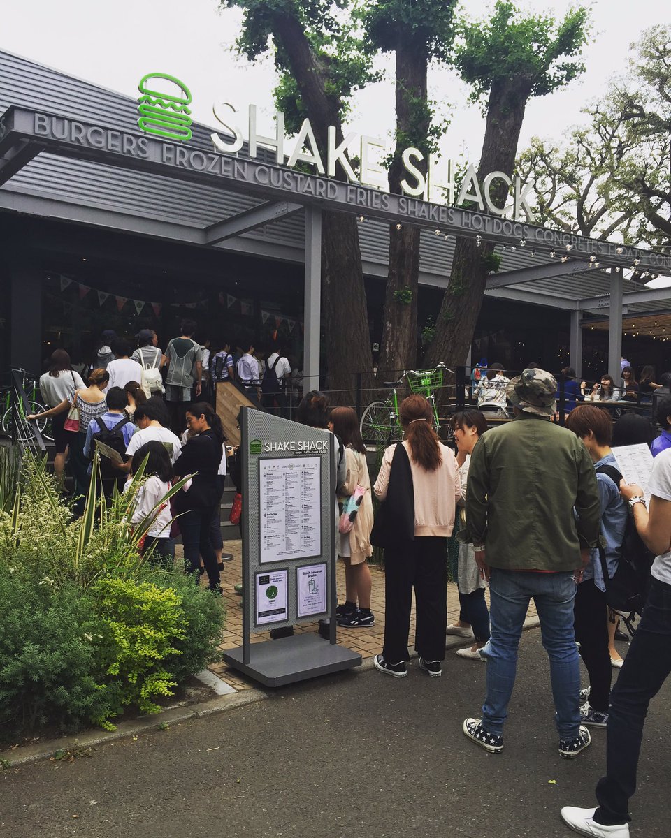 GilbertCRemulla's tweet photo. This had better be good and worth the long line. 😝 #neverhadthisbefore #shakeshacktokyo https://t.co/lmBvuoURY8