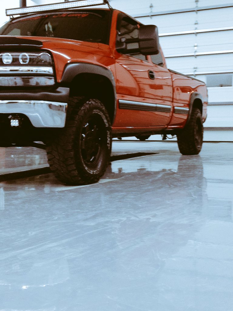 mitwhit's tweet photo. @G_Arnold34 @kylevanbelois @alexallbee_ aye come on now we all got #Daddysmoney says it right on my windsheild https://t.co/9jdTaVxCs4